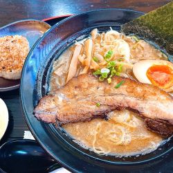 まぐろラーメン（900円）、焼きおにぎり（CP）