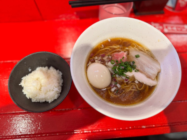 「限定メニュー いいとこ鶏の醤油らぁめん1000円＋ミニライス」@らぁめん神社の写真