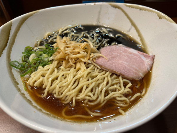 「醤油らーめん大盛り」@ラーメンニキ新橋の写真