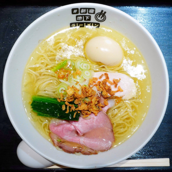 「【柳麺呉田】日本三大地鶏の塩ラーメン＋十六代真っ赤の味玉」@#新宿地下ラーメンの写真