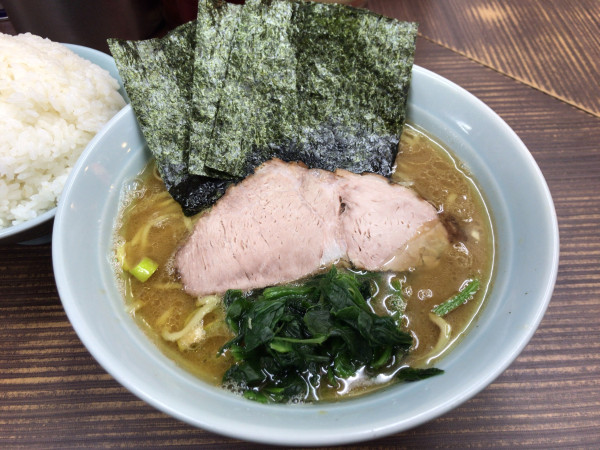 「らーめん並(多め、濃いめ)+ライス 900円」@横浜家系らーめん 武蔵家 川口店の写真