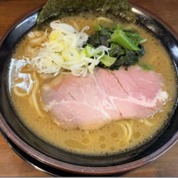 豚骨醤油らぁ麺（麺やわめ：950円）