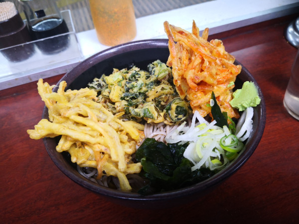 「三種の野菜天そば（580円）」@新田毎 秋葉原の写真