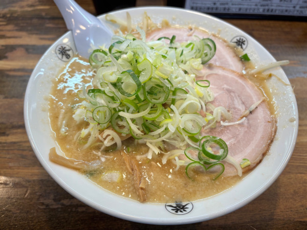 「みそらーめんギタ　チャーシュー1枚薬味ネギ」@こってりらーめん 誉の写真