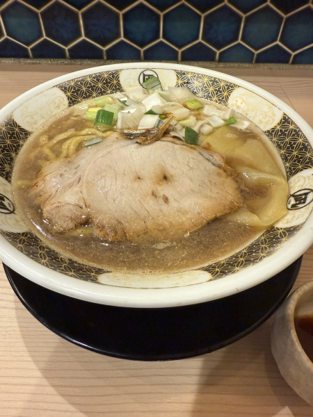 「凄い!煮干しらぁ麺」@鮨とラーメン うおがしや 鶴屋町店の写真