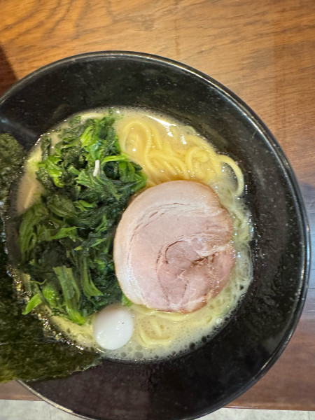 「塩ラーメンほうれん草」@横浜家系ラーメン 晴天家 十条店の写真