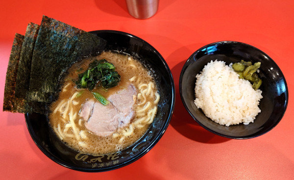 「ラーメン（900円）+ライス（100円）」@横浜家系ラーメン みどりの写真