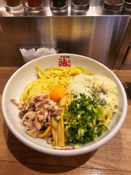 「油そば特盛＋Ａ（パルメザンチーズ、卵黄）」@元祖油堂 多摩センター店の写真