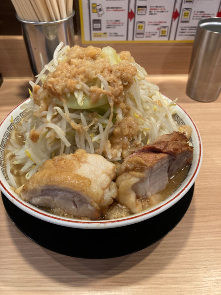 「大ラーメン　ニンニク少し野菜油揚げマシマシ」@豚山 日吉店の写真