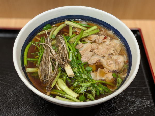 「根付き天然せりそば（季節限定）700円」@そば処 信州屋 新宿南口店の写真