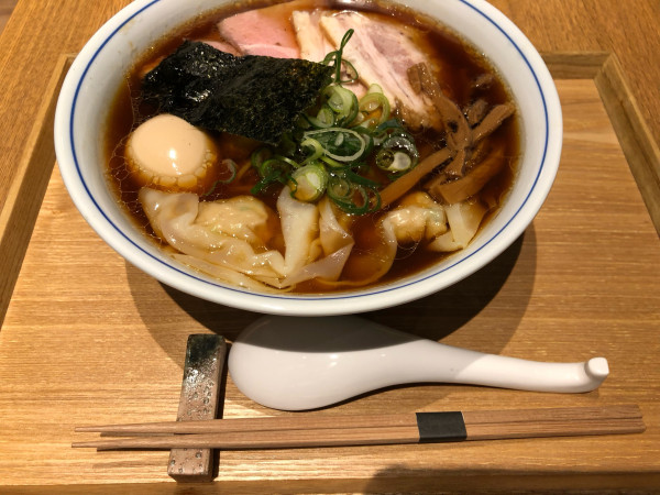 「特製醤油ラーメン本店サイズ」@らぁ麺すぎ本 丸の内店の写真