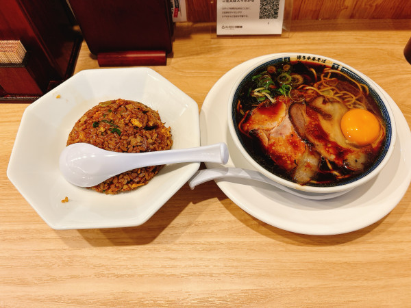 「ミニミニセット+生卵」@博多中華そば 幸ノ助 住吉本店の写真