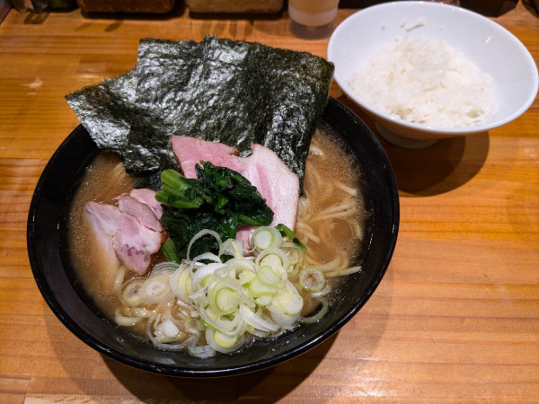 「醤油ラーメン（900円）＋半ライス（100円）」@らぁーめん 滿帆家の写真