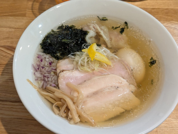 「1日12食限定　特製焼きあごとオリーブいりこの塩ラーメン」@RAMEN TOMOの写真