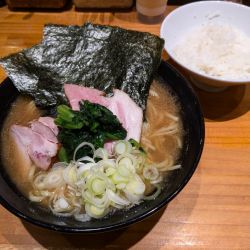 醤油ラーメン（900円）＋半ライス（100円）
