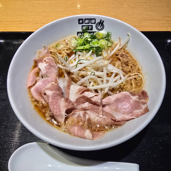 「【柳麺呉田】小江戸黒豚の背脂醤油ラーメン」@#新宿地下ラーメンの写真