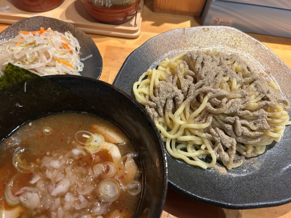 「つけ麺中盛り＋味玉、野菜」@つけ麺屋 やすべえ 西池袋店の写真