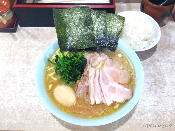 「チャーシュー(５枚)ラーメン 大（＋味玉）」@横濱ラーメン あさが家 本店の写真