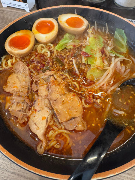 「旨辛ラーメン　ヤサイ、煮卵トッピング　ご飯無料」@ラーメンセンター炎 西早稲田店の写真