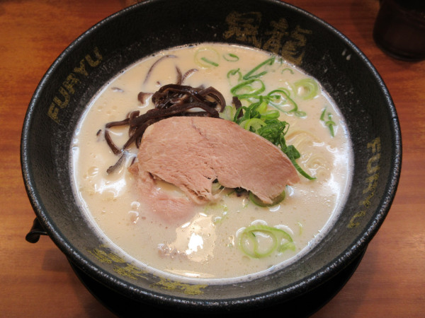 「とんこつラーメン（750円）」@とんこつラーメン博多風龍 新宿東口店の写真