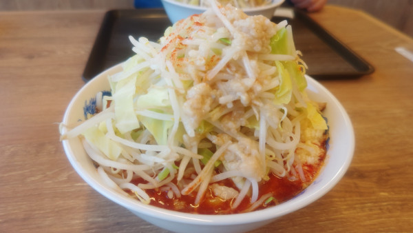「赤ラーメン並（野菜マシとＷの中間、ニンニクアブラＷ）940円」@ジャンクガレッジ 飯能店の写真