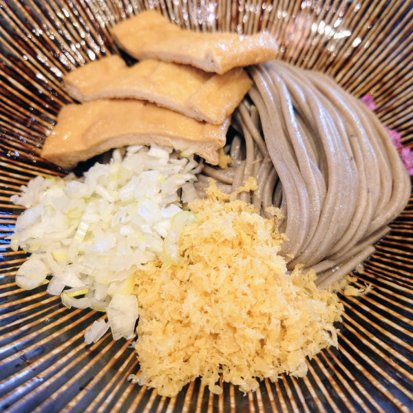 「冷やしたぬき蕎麦」@銀座 蕎麦しら石の写真