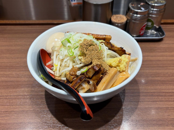 「まぜそば」@東京スタイルみそらーめん ど・みそ キッテグランシェ店の写真