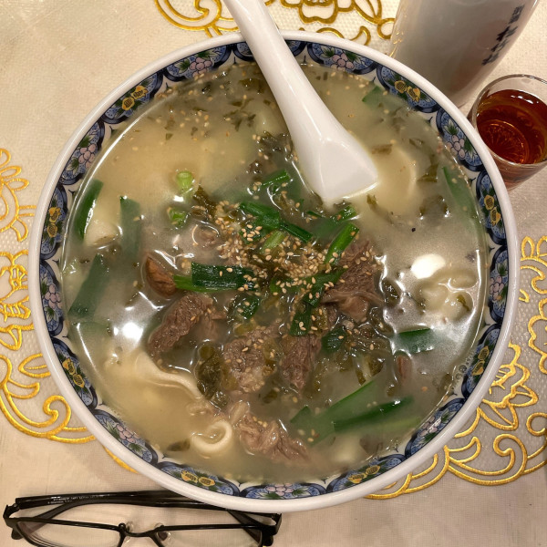 「高菜牛筋𰻞𰻞麺（高菜と和牛筋肉入りビャンビャンメン）」@美心酒家の写真