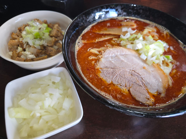 「辛ラーメン・麺大盛・玉ネギ・肉ご飯 ￥1,400」@麺屋 涼風の写真