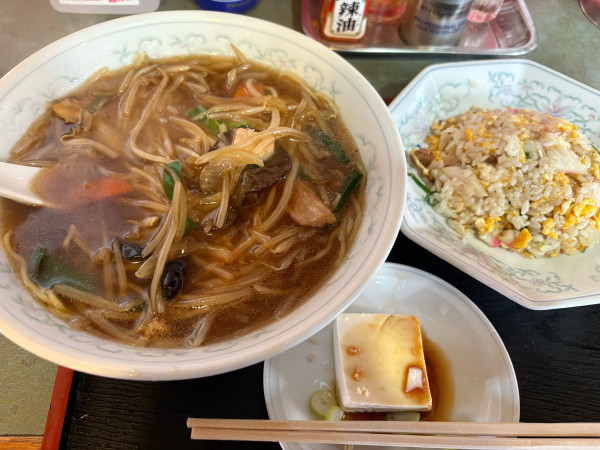 「モヤシラーメン半チャーハン」@中華料理 山久の写真
