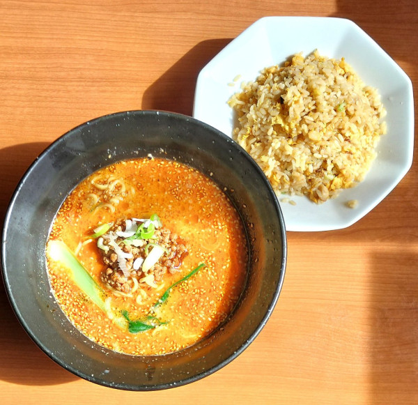 「ラーメンセット(担々麺＋炒飯) 1080円＋税」@龍麒園の写真
