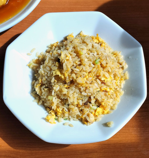 「ラーメンセット(担々麺＋炒飯) 1000円＋税」@龍麒園の写真