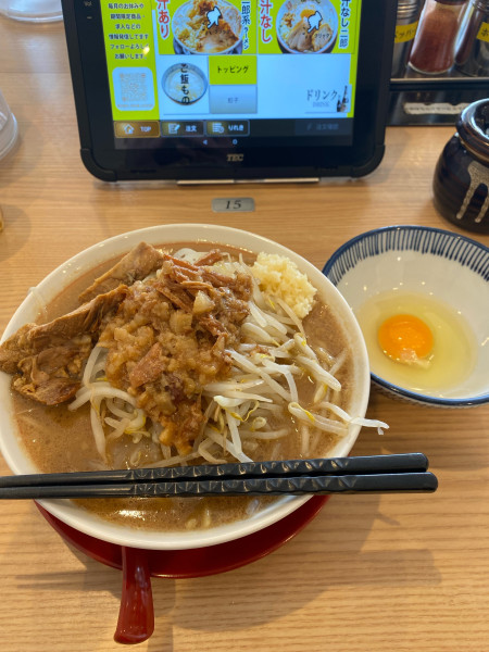 「二郎系ラーメン小脂マシ生卵」@ラーメン匠 曙店の写真