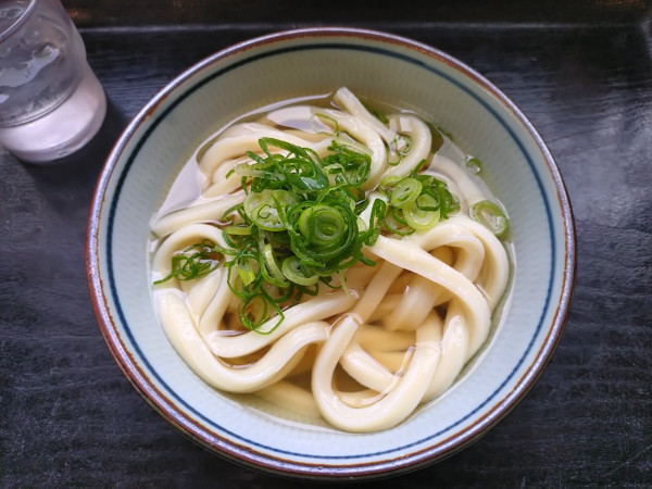 「かけうどん1玉370円」@中西うどんの写真