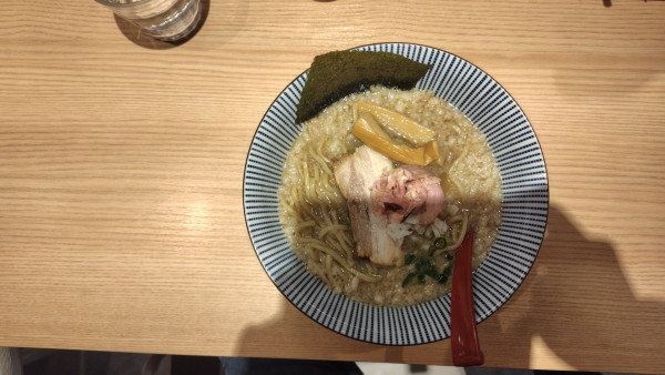 「背脂煮干醤油らぁ麺」@焼きあご塩らー麺 たかはし アトレ川崎店の写真