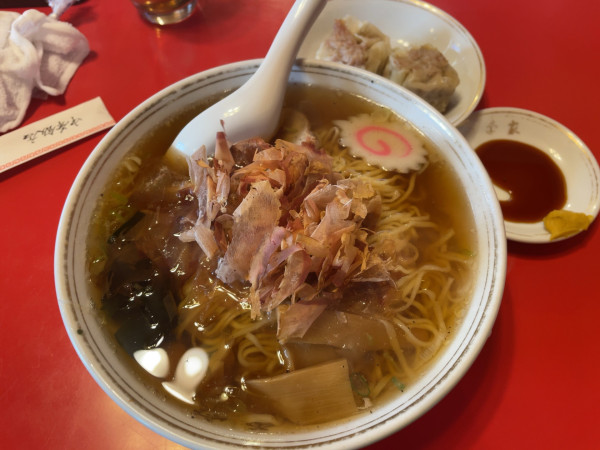 「特製手打ちラーメン(正油)シューマイ付」@李家 中華料理の写真