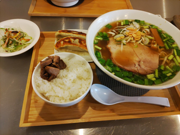 「醤油ラーメン900円 餃子セット200円 ニラ150円他」@らーめんと餃子かんなの写真