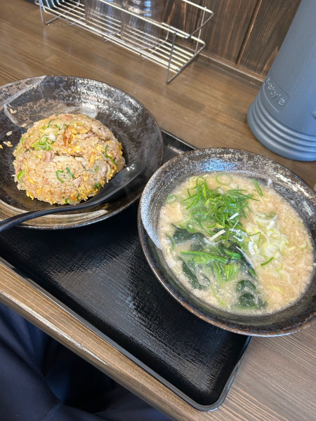 「定番焼き飯＋背脂かけ麺セット　1,100円」@焼飯 やんぱちの写真