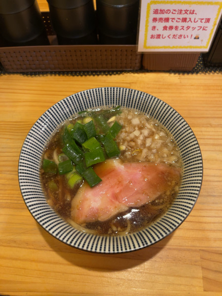 「煮干しらーめん（900円）」@煮干し 一直線の写真