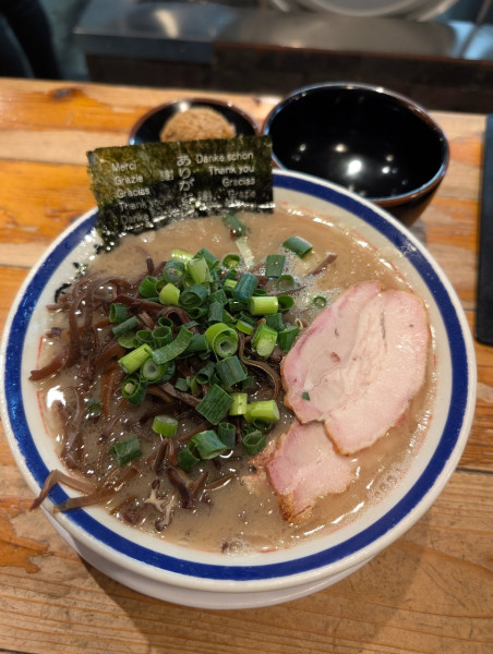 「らーめん＋きくらげ＋赤オニ」@博多長浜らーめん 田中商店の写真