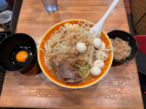 「ラーメン➕うずら➕生卵」@えどもんどの写真