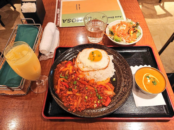 「ガパオライスセット（チキンカレー付き）」@無国籍料理 サモサ 本郷三丁目駅店の写真