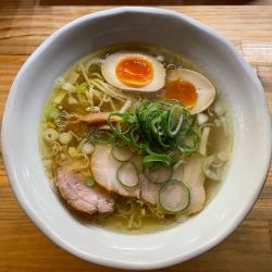 淡麗らぁめん塩(¥980) 味玉(¥150)