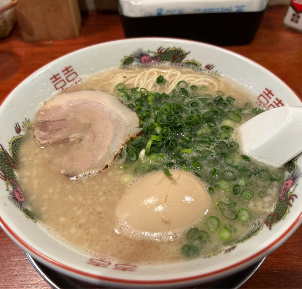 「博多ラーメン＋味玉＋替玉」@博多ラーメン 琉の写真