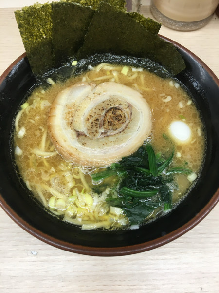 「豚骨醤油ラーメン(710円)」@すずき家 下永谷2号店の写真