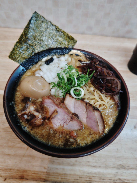 「背脂煮干ラーメン(中盛)(950円)」@中華蕎麦 丸め 東久留米店の写真