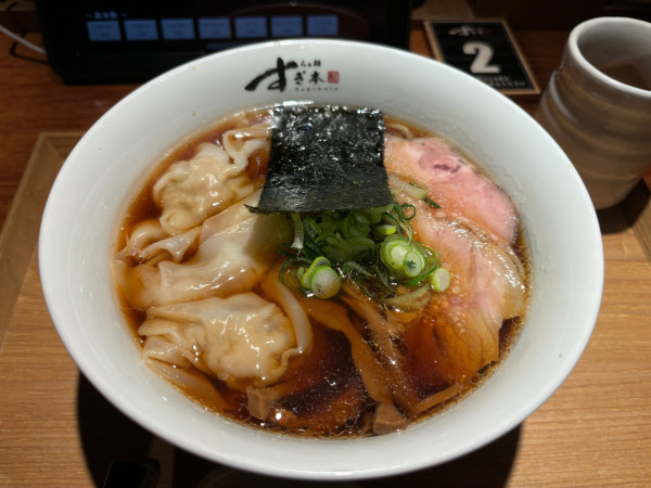 「醤油ワンタンらぁ麺」@らぁ麺すぎ本 丸の内店の写真