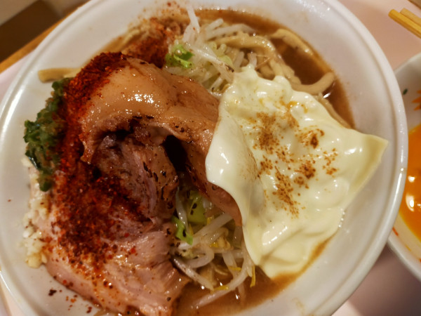 「豚大・増2・生卵・焼チ（麺硬・野菜少・大蒜少・唐辛・青唐・炙」@成蹊前ラーメン 吉祥寺の写真