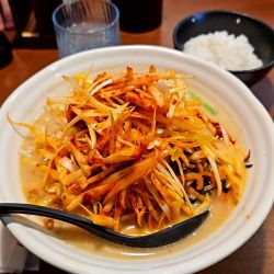 肉ネギラーメン大盛りとサービス🍚