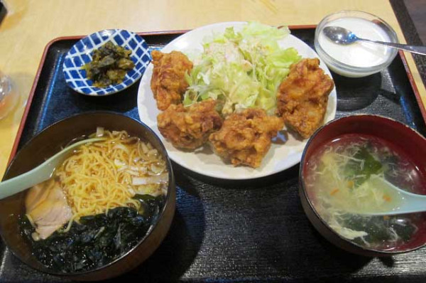 「若鶏の唐揚げの定食　880円＋半ラーメン　200円」@花彫酒家の写真
